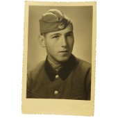 Retrato de estudio de un soldado alemán de la RAD con sombrero lateral
